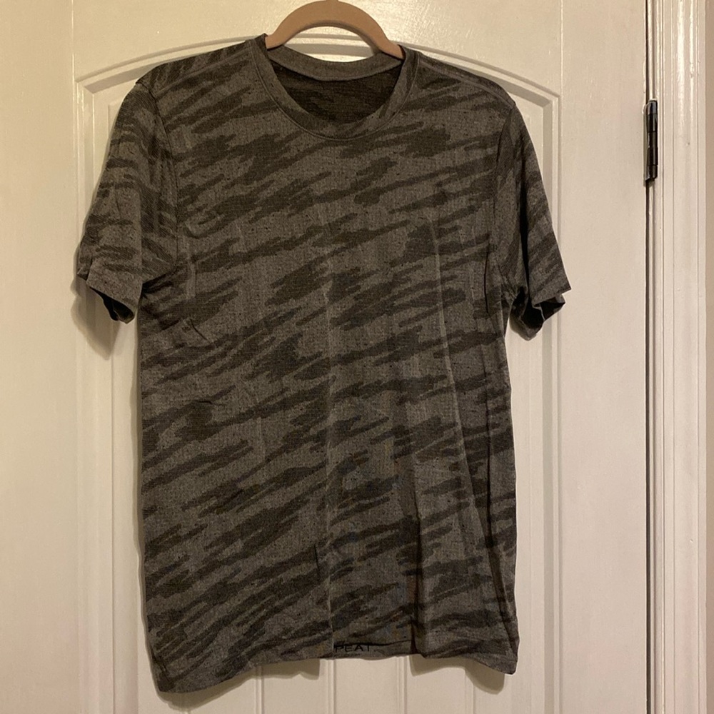 Lululemon men’s metal vent tshirt - size M